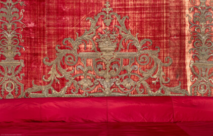 Schloss Bruchsal - Hauptbau / Corps de Logis - Beletage - Grünes Zimmer / Schlafzimmer - Rotes Prunkbett - Blick von vorne auf das unterste Viertel der Rückwand (aufgenommen im Juni 2018, am Nachmittag) Schloss Bruchsal - Hauptbau / Corps de Logis - Beletage - Grünes Zimmer / Schlafzimmer - Rotes Prunkbett - Blick von vorne auf das unterste Viertel der Rückwand (aufgenommen im Juni 2018, am Nachmittag)