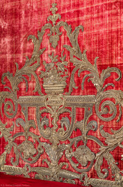 Schloss Bruchsal - Hauptbau / Corps de Logis - Beletage - Grünes Zimmer / Schlafzimmer- Rotes Prunkbett - Blick von seitwärts (von Osten aus) auf das unterste Viertel der Rückwand (aufgenommen im Juni 2018, am Nachmittag) Schloss Bruchsal - Hauptbau / Corps de Logis - Beletage - Grünes Zimmer / Schlafzimmer- Rotes Prunkbett - Blick von seitwärts (von Osten aus) auf das unterste Viertel der Rückwand (aufgenommen im Juni 2018, am Nachmittag)