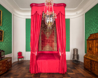 Schloss Bruchsal - Hauptbau / Corps de Logis - Beletage - Grünes Zimmer / Schlafzimmer - Rotes Prunkbett (Bettgestell, Betthimmel und Behänge um 1700) (aufgenommen im Juni 2018, am späten Nachmittag) Schloss Bruchsal - Hauptbau / Corps de Logis - Beletage - Grünes Zimmer / Schlafzimmer - Rotes Prunkbett (Bettgestell, Betthimmel und Behänge um 1700) (aufgenommen im Juni 2018, am späten Nachmittag)