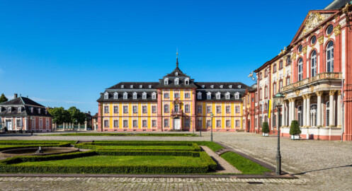 Schloss Bruchsal - Kirchenflügel - Von Norden / Hofseite - Blick vom nördlichen Ehrenhof nach Süden auf den Ehrenhof und die Nordfassade des Kirchenflügels (aufgenommen im Juni 2018, am Vormittag)