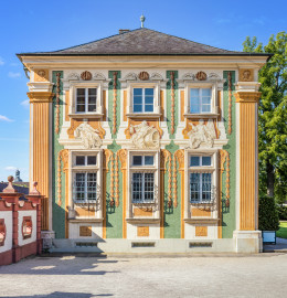 Schloss Bruchsal - Südliche Orangerie / Kavaliersbau - Von Außen - Von Norden - Blick auf die Nordfassade mit Illusionsmalereien und drei Figuren / Allegorien (in der Mitte "Diogenes" (antiker griechischer Philosoph, mit Laterne und Fass), links und rechts zwei antike Philosophen) (ursprünglich gemalt von Giovanni Francesco Marchini, zwischen 1732 und 1737, restauriert von Josef Mariano Kitschker, zwischen 1900 und 1910, erneut restauriert 1976 von Klaus Siller (Fassadenmalerei) und Walter Maschke (Allegorien)) (aufgenommen im Juni 2018, am Vormittag) Schloss Bruchsal - Südliche Orangerie / Kavaliersbau - Von Außen - Von Norden - Blick auf die Nordfassade mit Illusionsmalereien und drei Figuren / Allegorien (in der Mitte "Diogenes" (antiker griechischer Philosoph, mit Laterne und Fass), links und rechts zwei antike Philosophen) (ursprünglich gemalt von Giovanni Francesco Marchini, zwischen 1732 und 1737, restauriert von Josef Mariano Kitschker, zwischen 1900 und 1910, erneut restauriert 1976 von Klaus Siller (Fassadenmalerei) und Walter Maschke (Allegorien)) (aufgenommen im Juni 2018, am Vormittag)