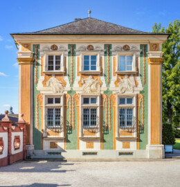 Schloss Bruchsal - Südliche Orangerie / Kavaliersbau - Von Außen - Von Norden - Blick auf die Nordfassade mit Illusionsmalereien und drei Figuren / Allegorien (in der Mitte "Diogenes" (antiker griechischer Philosoph, mit Laterne und Fass), links und rechts zwei antike Philosophen) (ursprünglich gemalt von Giovanni Francesco Marchini, zwischen 1732 und 1737, restauriert von Josef Mariano Kitschker, zwischen 1900 und 1910, erneut restauriert 1976 von Klaus Siller (Fassadenmalerei) und  Walter Maschke (Allegorien)) (aufgenommen im Juni 2018, am Vormittag)