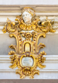 Schloss Bruchsal - Hauptbau / Corps de Logis - Westseite / Gartenseite - Altan, Westseite - Südliche / rechte Kopfkartusche am vorderen Gebälk (aufgenommen im Juni 2018, am späten Vormittag) Schloss Bruchsal - Hauptbau / Corps de Logis - Westseite / Gartenseite - Altan, Westseite - Südliche / rechte Kopfkartusche am vorderen Gebälk (aufgenommen im Juni 2018, am späten Vormittag)