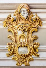 Schloss Bruchsal - Hauptbau / Corps de Logis - Westseite / Gartenseite - Altan, Südseite - Kopfkartusche am seitlichen Gebälk (aufgenommen im Juni 2018, am späten Vormittag) Schloss Bruchsal - Hauptbau / Corps de Logis - Westseite / Gartenseite - Altan, Südseite - Kopfkartusche am seitlichen Gebälk (aufgenommen im Juni 2018, am späten Vormittag)