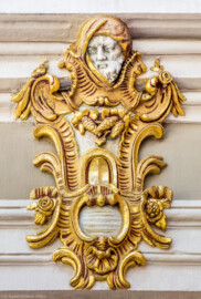 Schloss Bruchsal - Hauptbau / Corps de Logis - Westseite / Gartenseite - Altan, Südseite - Kopfkartusche am seitlichen Gebälk (aufgenommen im Juni 2018, am späten Vormittag) Schloss Bruchsal - Hauptbau / Corps de Logis - Westseite / Gartenseite - Altan, Südseite - Kopfkartusche am seitlichen Gebälk (aufgenommen im Juni 2018, am späten Vormittag)