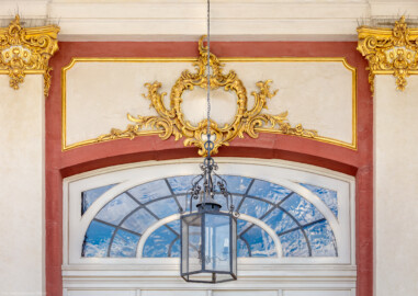 Schloss Bruchsal - Hauptbau / Corps de Logis - Westseite / Gartenseite - Westliches Portal - Blick auf Pilaster, die Türbekrönung, das Oberlicht der Tür und die Laterne am westlichen Eingang zum Hauptbau (aufgenommen im Juni 2018, um die Mittagszeit)