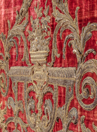 Schloss Bruchsal - Hauptbau / Corps de Logis - Beletage - Grünes Zimmer / Schlafzimmer - Rotes Prunkbett - Blick von seitwärts (von Osten aus) auf das unterste Viertel der Rückwand (aufgenommen im Juni 2018, am frühen Nachmittag) Schloss Bruchsal - Hauptbau / Corps de Logis - Beletage - Grünes Zimmer / Schlafzimmer - Rotes Prunkbett - Blick von seitwärts (von Osten aus) auf das unterste Viertel der Rückwand (aufgenommen im Juni 2018, am frühen Nachmittag)