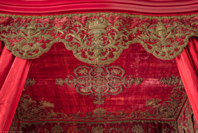 Schloss Bruchsal - Hauptbau / Corps de Logis - Beletage - Grünes Zimmer / Schlafzimmer - Rotes Prunkbett - Blick von der rechten Seite aus (von Osten aus) auf die seitliche Schabrake und auf den Betthimmel (aufgenommen im Juni 2018, am Nachmittag) Schloss Bruchsal - Hauptbau / Corps de Logis - Beletage - Grünes Zimmer / Schlafzimmer - Rotes Prunkbett - Blick von der rechten Seite aus (von Osten aus) auf die seitliche Schabrake und auf den Betthimmel (aufgenommen im Juni 2018, am Nachmittag)