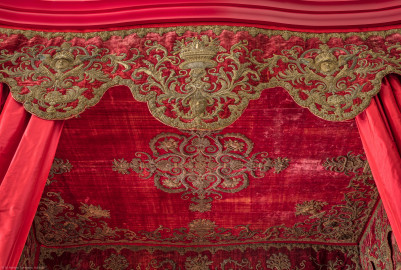 Schloss Bruchsal - Hauptbau / Corps de Logis - Beletage - Grünes Zimmer / Schlafzimmer - Rotes Prunkbett - Blick von der rechten Seite aus (von Osten aus) auf die seitliche Schabrake und auf den Betthimmel (aufgenommen im Juni 2018, am Nachmittag) Schloss Bruchsal - Hauptbau / Corps de Logis - Beletage - Grünes Zimmer / Schlafzimmer - Rotes Prunkbett - Blick von der rechten Seite aus (von Osten aus) auf die seitliche Schabrake und auf den Betthimmel (aufgenommen im Juni 2018, am Nachmittag)