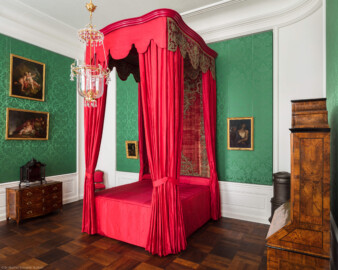 Schloss Bruchsal - Hauptbau / Corps de Logis - Beletage - Grünes Zimmer / Schlafzimmer - Blick von Südosten in das Grüne Zimmer mit dem roten Prunkbett (aufgenommen im Juni 2018, am Nachmittag) Schloss Bruchsal - Hauptbau / Corps de Logis - Beletage - Grünes Zimmer / Schlafzimmer - Blick von Südosten in das Grüne Zimmer mit dem roten Prunkbett (aufgenommen im Juni 2018, am Nachmittag)