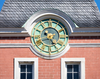 Schloss Bruchsal - Von Außen - Von Westen - Blick vom Balkon des Torwachtgebäudes auf den Turm des Kanzleibaus mit der Uhr (aufgenommen im Juli 2018, am späten Nachmittag) Schloss Bruchsal - Von Außen - Von Westen - Blick vom Balkon des Torwachtgebäudes auf den Turm des Kanzleibaus mit der Uhr (aufgenommen im Juli 2018, am späten Nachmittag)