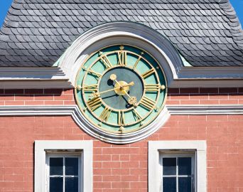 Schloss Bruchsal - Von Außen - Von Westen - Blick vom Balkon des Torwachtgebäudes auf den Turm des Kanzleibaus mit der Uhr (aufgenommen im Juli 2018, am späten Nachmittag) Schloss Bruchsal - Von Außen - Von Westen - Blick vom Balkon des Torwachtgebäudes auf den Turm des Kanzleibaus mit der Uhr (aufgenommen im Juli 2018, am späten Nachmittag)
