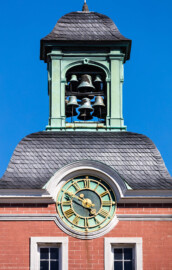 Schloss Bruchsal - Von Außen / Von Westen - Blick vom Balkon des Torwachtgebäudes auf den Turm des Kanzleibaus mit der Uhr und den Glocken (aufgenommen im Juli 2018, am späten Nachmittag) Schloss Bruchsal - Von Außen / Von Westen - Blick vom Balkon des Torwachtgebäudes auf den Turm des Kanzleibaus mit der Uhr und den Glocken (aufgenommen im Juli 2018, am späten Nachmittag)