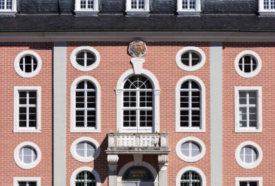 Schloss Bruchsal - Von Außen / Von Westen - Blick vom Balkon des Torwachtgebäudes auf die Fassade des Kanzleibaus (aufgenommen im Juli 2018, am späten Nachmittag)