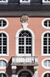 Schloss Bruchsal - Von Außen / Von Westen - Blick vom Balkon des Torwachtgebäudes auf die Mitte der Fassade des Kanzleibaus (aufgenommen im Juli 2018, am späten Nachmittag) Schloss Bruchsal - Von Außen / Von Westen - Blick vom Balkon des Torwachtgebäudes auf die Mitte der Fassade des Kanzleibaus (aufgenommen im Juli 2018, am späten Nachmittag)