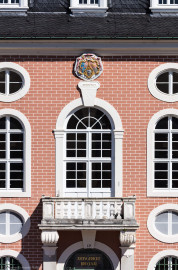 Schloss Bruchsal - Von Außen / Von Westen - Blick vom Balkon des Torwachtgebäudes auf die Mitte der Fassade des Kanzleibaus (aufgenommen im Juli 2018, am späten Nachmittag) Schloss Bruchsal - Von Außen / Von Westen - Blick vom Balkon des Torwachtgebäudes auf die Mitte der Fassade des Kanzleibaus (aufgenommen im Juli 2018, am späten Nachmittag)