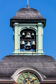 Schloss Bruchsal - Von Außen / Von Westen - Blick vom Balkon des Torwachtgebäudes auf den Glockenturm des Kanzleibaus (aufgenommen im Juli 2018, am späten Nachmittag) Schloss Bruchsal - Von Außen / Von Westen - Blick vom Balkon des Torwachtgebäudes auf den Glockenturm des Kanzleibaus (aufgenommen im Juli 2018, am späten Nachmittag)