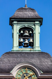 Schloss Bruchsal - Von Außen / Von Westen - Blick vom Balkon des Torwachtgebäudes auf den Glockenturm des Kanzleibaus (aufgenommen im Juli 2018, am späten Nachmittag)