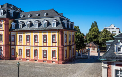 Schloss Bruchsal - Von Außen / Von Südost - Blick vom Balkon des Torwachtgebäudes auf den östlichen Teil des Kammerflügels (aufgenommen im Juli 2018, am späten Nachmittag) Schloss Bruchsal - Von Außen / Von Südost - Blick vom Balkon des Torwachtgebäudes auf den östlichen Teil des Kammerflügels (aufgenommen im Juli 2018, am späten Nachmittag)