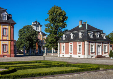 Schloss Bruchsal - Hofkontrollamt - Von Südwest / Hofseite - Blick von der Mitte des Ehrenhofs nach Nordost auf das Hofkontrollamt (rechts), den Kammerflügel (links) und das Damianstor (Mitte) (aufgenommen im Juli 2018, am frühen Abend) Schloss Bruchsal - Hofkontrollamt - Von Südwest / Hofseite - Blick von der Mitte des Ehrenhofs nach Nordost auf das Hofkontrollamt (rechts), den Kammerflügel (links) und das Damianstor (Mitte) (aufgenommen im Juli 2018, am frühen Abend)