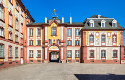 Schloss Bruchsal - Südlicher Verbindungsbau - Von Westen / Gartenseite - Blick von der Schlossterasse auf den südlichen Verbindungsbau (Mitte), den Hauptbau (links) und die Hofkirche (rechts) (aufgenommen im Juli 2018, am späten Nachmittag)