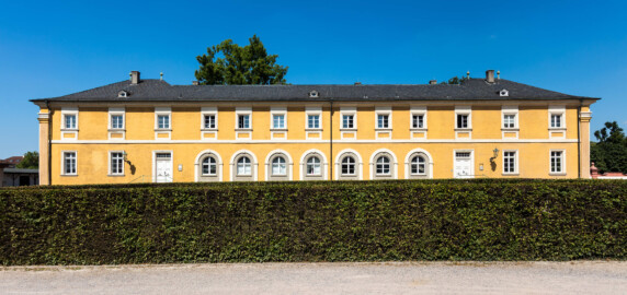 Schloss Bruchsal - Südliche Orangerie / Kavaliersbau - Von Außen / Von Osten - Zentraler Blick auf die Ostfassade (aufgenommen im Juli 2018, um die Mittagszeit)