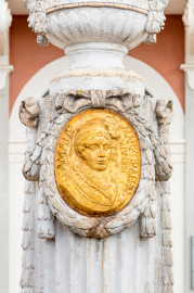 Schloss Bruchsal - Kanzleibau / Amalienbrunnen - Von Westen - Blick vom Vorplatz des Kanzleibaus auf das westliche Medaillon des Amalienbrunnens mit einem Bildnis von Amalie von Hessen-Darmstadt (Brunnen entworfen von Fritz Hirsch, aufgestellt 1912; Medaillon entworfen von Heinrich Ehehalt) (aufgenommen im Juli 2018, am späten Nachmittag) Schloss Bruchsal - Kanzleibau / Amalienbrunnen - Von Westen - Blick vom Vorplatz des Kanzleibaus auf das westliche Medaillon des Amalienbrunnens mit einem Bildnis von Amalie von Hessen-Darmstadt (Brunnen entworfen von Fritz Hirsch, aufgestellt 1912; Medaillon entworfen von Heinrich Ehehalt) (aufgenommen im Juli 2018, am späten Nachmittag)