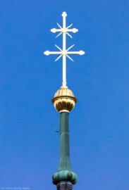 Schloss Bruchsal - Von Außen / Von Westen - Kirchturm - Blick von unten auf die Kirchturmspitze der Hofkirche mit dem Doppelkreuz (aufgenommen im Juli 2018, am späten Nachmittag)