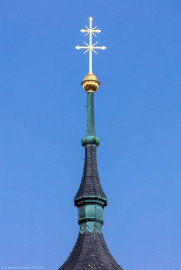 Schloss Bruchsal - Von Außen / Von Westen - Kirchturm - Blick von unten auf die Kirchturmspitze der Hofkirche mit dem Doppelkreuz (aufgenommen im Juli 2018, am späten Nachmittag) Schloss Bruchsal - Von Außen / Von Westen - Kirchturm - Blick von unten auf die Kirchturmspitze der Hofkirche mit dem Doppelkreuz (aufgenommen im Juli 2018, am späten Nachmittag)