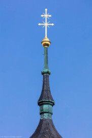Schloss Bruchsal - Von Außen / Von Westen - Kirchturm - Blick von unten auf die Kirchturmspitze der Hofkirche mit dem Doppelkreuz (aufgenommen im Juli 2018, am späten Nachmittag) Schloss Bruchsal - Von Außen / Von Westen - Kirchturm - Blick von unten auf die Kirchturmspitze der Hofkirche mit dem Doppelkreuz (aufgenommen im Juli 2018, am späten Nachmittag)