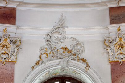 Schloss Bruchsal - Hauptbau - Beletage - Kuppelsaal - Muschelwerk über dem nördlichem Fenster (ursprünglich geschaffen von Johann Michael Feichtmayr) (aufgenommen im Juli 2018, am Nachmittag)