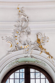 Schloss Bruchsal - Hauptbau - Beletage - Kuppelsaal - Muschelwerk über dem nordöstlichen Fenster (ursprünglich geschaffen von Johann Michael Feichtmayr) (aufgenommen im Juli 2018, am Nachmittag)