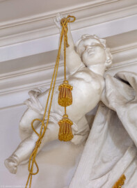 Schloss Bruchsal - Hauptbau - Beletage - Kuppelsaal - Stuckdraperie, oberhalb des Durchgangs zum Fürstensaal - Putte mit Kordel (ursprünglich geschaffen von Johann Michael Feichtmayr) (aufgenommen im Juli 2018, am  Nachmittag)