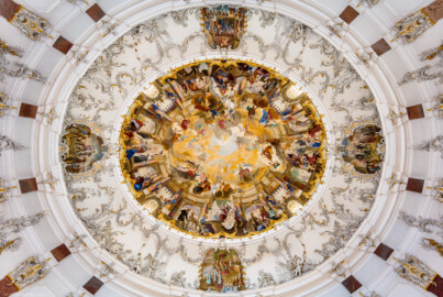 Schloss Bruchsal - Hauptbau / Corps de Logis - Beletage - Kuppelsaal - Blick vom Zentrum des Kuppelsaals senkrecht nach oben in die rekonstruierte Kuppel - Unten ist Osten - (Urspüngliche Malereien von Johannes Zick und Sohn Januarius, 1752, originalgetreue Rekonstruktion von Karl Manninger, 1966, urspüngliche Stuckaturen von Johann Michael Feichtmayr, Rekonstruktion durch Jakob und Josef Schnitzer, 1964) (aufgenommen im Juli 2018, am späten Nachmittag) Schloss Bruchsal - Hauptbau / Corps de Logis - Beletage - Kuppelsaal - Blick vom Zentrum des Kuppelsaals senkrecht nach oben in die rekonstruierte Kuppel - Unten ist Osten - (Urspüngliche Malereien von Johannes Zick und Sohn Januarius, 1752, originalgetreue Rekonstruktion von Karl Manninger, 1966, urspüngliche Stuckaturen von Johann Michael Feichtmayr, Rekonstruktion durch Jakob und Josef Schnitzer, 1964) (aufgenommen im Juli 2018, am späten Nachmittag)