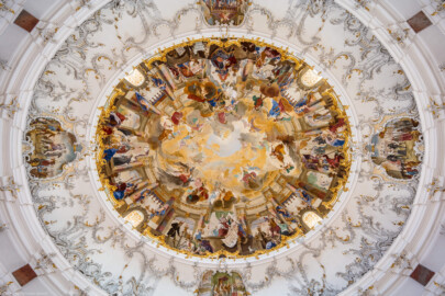 Schloss Bruchsal - Hauptbau / Corps de Logis - Beletage - Kuppelsaal - Blick vom Zentrum des Kuppelsaals senkrecht nach oben in die rekonstruierte Kuppel - Unten ist Osten - (Urspüngliche Malereien von Johannes Zick und Sohn Januarius, 1752, originalgetreue Rekonstruktion von Karl Manninger, 1966, urspüngliche Stuckaturen von Johann Michael Feichtmayr, Rekonstruktion durch Jakob und Josef Schnitzer, 1964) (aufgenommen im Juli 2018, am späten Nachmittag) Schloss Bruchsal - Hauptbau / Corps de Logis - Beletage - Kuppelsaal - Blick vom Zentrum des Kuppelsaals senkrecht nach oben in die rekonstruierte Kuppel - Unten ist Osten - (Urspüngliche Malereien von Johannes Zick und Sohn Januarius, 1752, originalgetreue Rekonstruktion von Karl Manninger, 1966, urspüngliche Stuckaturen von Johann Michael Feichtmayr, Rekonstruktion durch Jakob und Josef Schnitzer, 1964) (aufgenommen im Juli 2018, am späten Nachmittag)