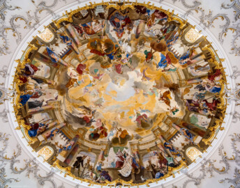 Schloss Bruchsal - Hauptbau / Corps de Logis - Beletage - Kuppelsaal - Blick vom Zentrum des Kuppelsaals senkrecht nach oben in die rekonstruierte Kuppel - Unten ist Osten - (Urspüngliche Malereien von Johannes Zick und Sohn Januarius, 1752, originalgetreue Rekonstruktion von Karl Manninger, 1966, urspüngliche Stuckaturen von Johann Michael Feichtmayr, Rekonstruktion durch Jakob und Josef Schnitzer, 1964) (aufgenommen im Juli 2018, am späten Nachmittag) Schloss Bruchsal - Hauptbau / Corps de Logis - Beletage - Kuppelsaal - Blick vom Zentrum des Kuppelsaals senkrecht nach oben in die rekonstruierte Kuppel - Unten ist Osten - (Urspüngliche Malereien von Johannes Zick und Sohn Januarius, 1752, originalgetreue Rekonstruktion von Karl Manninger, 1966, urspüngliche Stuckaturen von Johann Michael Feichtmayr, Rekonstruktion durch Jakob und Josef Schnitzer, 1964) (aufgenommen im Juli 2018, am späten Nachmittag)