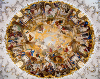 Schloss Bruchsal - Hauptbau / Corps de Logis - Beletage - Kuppelsaal - Blick vom Zentrum des Kuppelsaals senkrecht nach oben in die rekonstruierte Kuppel - Unten ist Westen - (Urspüngliche Malereien von Johannes Zick und Sohn Januarius, 1752, originalgetreue Rekonstruktion von Karl Manninger, 1966, urspüngliche Stuckaturen von Johann Michael Feichtmayr, Rekonstruktion durch Jakob und Josef Schnitzer, 1964) (aufgenommen im Juli 2018, am späten Nachmittag) Schloss Bruchsal - Hauptbau / Corps de Logis - Beletage - Kuppelsaal - Blick vom Zentrum des Kuppelsaals senkrecht nach oben in die rekonstruierte Kuppel - Unten ist Westen - (Urspüngliche Malereien von Johannes Zick und Sohn Januarius, 1752, originalgetreue Rekonstruktion von Karl Manninger, 1966, urspüngliche Stuckaturen von Johann Michael Feichtmayr, Rekonstruktion durch Jakob und Josef Schnitzer, 1964) (aufgenommen im Juli 2018, am späten Nachmittag)