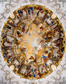 Schloss Bruchsal - Hauptbau / Corps de Logis - Beletage - Kuppelsaal - Blick vom Zentrum des Kuppelsaals senkrecht nach oben in die rekonstruierte Kuppel - Unten ist Süden - (Urspüngliche Malereien von Johannes Zick und Sohn Januarius, 1752, originalgetreue Rekonstruktion von Karl Manninger, 1966, urspüngliche Stuckaturen von Johann Michael Feichtmayr, Rekonstruktion durch Jakob und Josef Schnitzer, 1964) (aufgenommen im Juli 2018, am späten Nachmittag) Schloss Bruchsal - Hauptbau / Corps de Logis - Beletage - Kuppelsaal - Blick vom Zentrum des Kuppelsaals senkrecht nach oben in die rekonstruierte Kuppel - Unten ist Süden - (Urspüngliche Malereien von Johannes Zick und Sohn Januarius, 1752, originalgetreue Rekonstruktion von Karl Manninger, 1966, urspüngliche Stuckaturen von Johann Michael Feichtmayr, Rekonstruktion durch Jakob und Josef Schnitzer, 1964) (aufgenommen im Juli 2018, am späten Nachmittag)