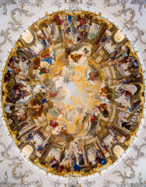 Schloss Bruchsal - Hauptbau / Corps de Logis - Beletage - Kuppelsaal - Blick vom Zentrum des Kuppelsaals senkrecht nach oben in die rekonstruierte Kuppel - Unten ist Norden - (Urspüngliche Malereien von Johannes Zick und Sohn Januarius, 1752, originalgetreue Rekonstruktion von Karl Manninger, 1966, urspüngliche Stuckaturen von Johann Michael Feichtmayr, Rekonstruktion durch Jakob und Josef Schnitzer, 1964) (aufgenommen im Juli 2018, am späten Nachmittag) Schloss Bruchsal - Hauptbau / Corps de Logis - Beletage - Kuppelsaal - Blick vom Zentrum des Kuppelsaals senkrecht nach oben in die rekonstruierte Kuppel - Unten ist Norden - (Urspüngliche Malereien von Johannes Zick und Sohn Januarius, 1752, originalgetreue Rekonstruktion von Karl Manninger, 1966, urspüngliche Stuckaturen von Johann Michael Feichtmayr, Rekonstruktion durch Jakob und Josef Schnitzer, 1964) (aufgenommen im Juli 2018, am späten Nachmittag)