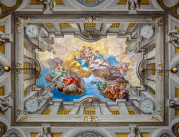 Schloss Bruchsal - Hauptbau / Corps de Logis - Erdgeschoss - Eingang / Intrada - Blick vom Zentrum der Intrada senkrecht nach oben auf das Deckengemälde: "Der Sieg der drei christlichen und und der vier weltlichen Tugenden über die Laster" (Malereien ursprünglich von Giovanni Francesco Marchini, 1735, restauriert von Hermenegild Peiker, 1991) (aufgenommen im Juli 2018, am Vormittag) Schloss Bruchsal - Hauptbau / Corps de Logis - Erdgeschoss - Eingang / Intrada - Blick vom Zentrum der Intrada senkrecht nach oben auf das Deckengemälde: "Der Sieg der drei christlichen und und der vier weltlichen Tugenden über die Laster" (Malereien ursprünglich von Giovanni Francesco Marchini, 1735, restauriert von Hermenegild Peiker, 1991) (aufgenommen im Juli 2018, am Vormittag)