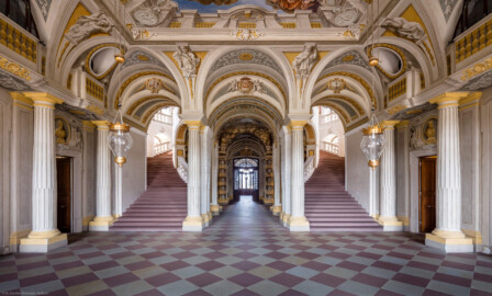Schloss Bruchsal - Hauptbau / Corps de Logis - Erdgeschoss - Eingang / Intrada - Blick von Osten auf die Intrada mit der Scheinarchitektur sowie der Treppe von Balthasar Neumann (Malereien ursprünglich von Giovanni Francesco Marchini, restauriert von Hermenegild Peiker) (aufgenommen im Juli 2018, am frühen Nachmittag) Schloss Bruchsal - Hauptbau / Corps de Logis - Erdgeschoss - Eingang / Intrada - Blick von Osten auf die Intrada mit der Scheinarchitektur sowie der Treppe von Balthasar Neumann (Malereien ursprünglich von Giovanni Francesco Marchini, restauriert von Hermenegild Peiker) (aufgenommen im Juli 2018, am frühen Nachmittag)