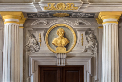 Schloss Bruchsal - Hauptbau / Corps de Logis - Erdgeschoss - Eingangshalle / Intrada - Südwestliche Tür - Blick auf die Türbekrönung mit dem Medaillon des Philosophen Seneca (Malereien ursprünglich von Giovanni Francesco Marchini, restauriert von Hermenegild Peiker) (aufgenommen im Juli 2018, am Nachmittag) Schloss Bruchsal - Hauptbau / Corps de Logis - Erdgeschoss - Eingangshalle / Intrada - Südwestliche Tür - Blick auf die Türbekrönung mit dem Medaillon des Philosophen Seneca (Malereien ursprünglich von Giovanni Francesco Marchini, restauriert von Hermenegild Peiker) (aufgenommen im Juli 2018, am Nachmittag)