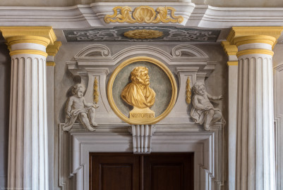 Schloss Bruchsal - Hauptbau / Corps de Logis - Erdgeschoss - Eingangshalle / Intrada - Nordwestliche Tür - Blick auf die Türbekrönung mit dem Medaillon des Philosophen Aristoteles (Malereien ursprünglich von Giovanni Francesco Marchini, restauriert von Hermenegild Peiker) (aufgenommen im Juli 2018, am Nachmittag) Schloss Bruchsal - Hauptbau / Corps de Logis - Erdgeschoss - Eingangshalle / Intrada - Nordwestliche Tür - Blick auf die Türbekrönung mit dem Medaillon des Philosophen Aristoteles (Malereien ursprünglich von Giovanni Francesco Marchini, restauriert von Hermenegild Peiker) (aufgenommen im Juli 2018, am Nachmittag)