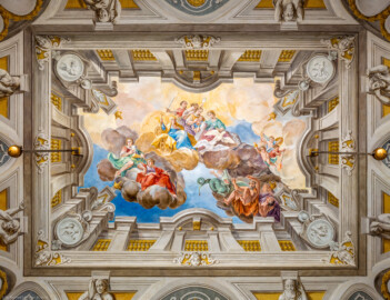 Schloss Bruchsal - Hauptbau / Corps de Logis - Erdgeschoss - Eingang / Intrada - Blick vom Zentrum der Intrada senkrecht nach oben auf das Deckengemälde: "Der Sieg der drei christlichen und und der vier weltlichen Tugenden über die Laster" (Malereien ursprünglich von Giovanni Francesco Marchini, 1735, restauriert von Hermenegild Peiker, 1991) (aufgenommen im Juli 2018, am Vormittag) Schloss Bruchsal - Hauptbau / Corps de Logis - Erdgeschoss - Eingang / Intrada - Blick vom Zentrum der Intrada senkrecht nach oben auf das Deckengemälde: "Der Sieg der drei christlichen und und der vier weltlichen Tugenden über die Laster" (Malereien ursprünglich von Giovanni Francesco Marchini, 1735, restauriert von Hermenegild Peiker, 1991) (aufgenommen im Juli 2018, am Vormittag)