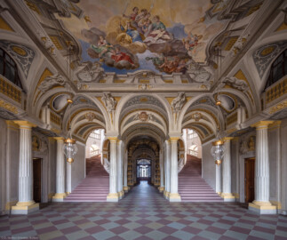 Schloss Bruchsal - Hauptbau / Corps de Logis - Erdgeschoss - Eingang / Intrada - Blick von Osten auf die Intrada mit der Scheinarchitektur, dem Deckengemälde sowie der Treppe von Balthasar Neumann (Malereien ursprünglich von Giovanni Francesco Marchini, restauriert von Hermenegild Peiker) (aufgenommen im Juli 2018, am frühen Nachmittag) Schloss Bruchsal - Hauptbau / Corps de Logis - Erdgeschoss - Eingang / Intrada - Blick von Osten auf die Intrada mit der Scheinarchitektur, dem Deckengemälde sowie der Treppe von Balthasar Neumann (Malereien ursprünglich von Giovanni Francesco Marchini, restauriert von Hermenegild Peiker) (aufgenommen im Juli 2018, am frühen Nachmittag)