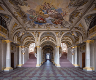 Schloss Bruchsal - Hauptbau / Corps de Logis - Erdgeschoss - Eingang / Intrada - Blick von Osten auf die Intrada mit der Scheinarchitektur, dem Deckengemälde sowie der Treppe von Balthasar Neumann (Malereien ursprünglich von Giovanni Francesco Marchini, restauriert von Hermenegild Peiker) (aufgenommen im Juli 2018, am frühen Nachmittag) Schloss Bruchsal - Hauptbau / Corps de Logis - Erdgeschoss - Eingang / Intrada - Blick von Osten auf die Intrada mit der Scheinarchitektur, dem Deckengemälde sowie der Treppe von Balthasar Neumann (Malereien ursprünglich von Giovanni Francesco Marchini, restauriert von Hermenegild Peiker) (aufgenommen im Juli 2018, am frühen Nachmittag)