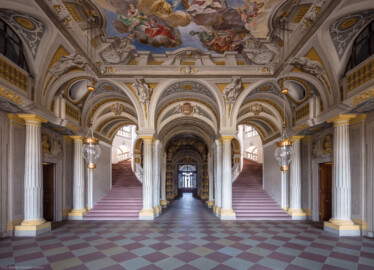 Schloss Bruchsal - Hauptbau / Corps de Logis - Erdgeschoss - Eingang / Intrada - Blick von Osten auf die Intrada mit der Scheinarchitektur, dem Deckengemälde sowie der Treppe von Balthasar Neumann (Malereien ursprünglich von Giovanni Francesco Marchini, restauriert von Hermenegild Peiker) (aufgenommen im Juli 2018, am frühen Nachmittag) Schloss Bruchsal - Hauptbau / Corps de Logis - Erdgeschoss - Eingang / Intrada - Blick von Osten auf die Intrada mit der Scheinarchitektur, dem Deckengemälde sowie der Treppe von Balthasar Neumann (Malereien ursprünglich von Giovanni Francesco Marchini, restauriert von Hermenegild Peiker) (aufgenommen im Juli 2018, am frühen Nachmittag)