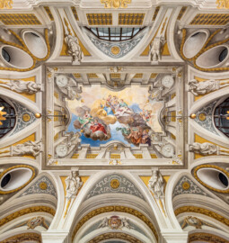 Schloss Bruchsal - Hauptbau / Corps de Logis - Erdgeschoss - Eingangshalle / Intrada - Blick nach oben in das Gewölbe mit der Scheinarchitektur und dem Deckengemälde (Malereien ursprünglich von Giovanni Francesco Marchini, restauriert von Hermenegild Peiker) (aufgenommen im August 2018, am späten Vormittag) Schloss Bruchsal - Hauptbau / Corps de Logis - Erdgeschoss - Eingangshalle / Intrada - Blick nach oben in das Gewölbe mit der Scheinarchitektur und dem Deckengemälde (Malereien ursprünglich von Giovanni Francesco Marchini, restauriert von Hermenegild Peiker) (aufgenommen im August 2018, am späten Vormittag)