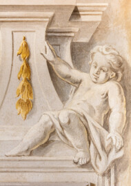 Schloss Bruchsal - Hauptbau / Corps de Logis - Erdgeschoss - Eingangshalle / Intrada - Südöstliche Tür - Blick auf den rechten Putto der Türbekrönung mit dem Medaillon des Philosophen Diogenes (Malereien ursprünglich von Giovanni Francesco Marchini, restauriert von Hermenegild Peiker) (aufgenommen im August 2018, am Nachmittag) Schloss Bruchsal - Hauptbau / Corps de Logis - Erdgeschoss - Eingangshalle / Intrada - Südöstliche Tür - Blick auf den rechten Putto der Türbekrönung mit dem Medaillon des Philosophen Diogenes (Malereien ursprünglich von Giovanni Francesco Marchini, restauriert von Hermenegild Peiker) (aufgenommen im August 2018, am Nachmittag)