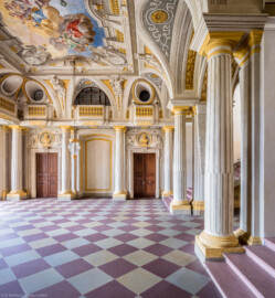 Schloss Bruchsal - Hauptbau / Corps de Logis - Erdgeschoss - Eingangshalle / Intrada - Von Norden - Blick nach Süden in die Intrada mit der Scheinarchitektur und dem Deckengemälde (Malereien ursprünglich von Giovanni Francesco Marchini, restauriert von Hermenegild Peiker) (aufgenommen im August 2018, am Nachmittag) Schloss Bruchsal - Hauptbau / Corps de Logis - Erdgeschoss - Eingangshalle / Intrada - Von Norden - Blick nach Süden in die Intrada mit der Scheinarchitektur und dem Deckengemälde (Malereien ursprünglich von Giovanni Francesco Marchini, restauriert von Hermenegild Peiker) (aufgenommen im August 2018, am Nachmittag)